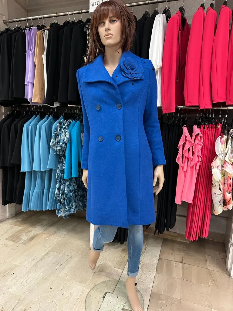 Cappotto RINASCIMENTO doppiopetto con ampio collo, chiusura a 4 bottoni, fiore decorativo REMOVIBILE (spilla), Tinta Unita Blu C