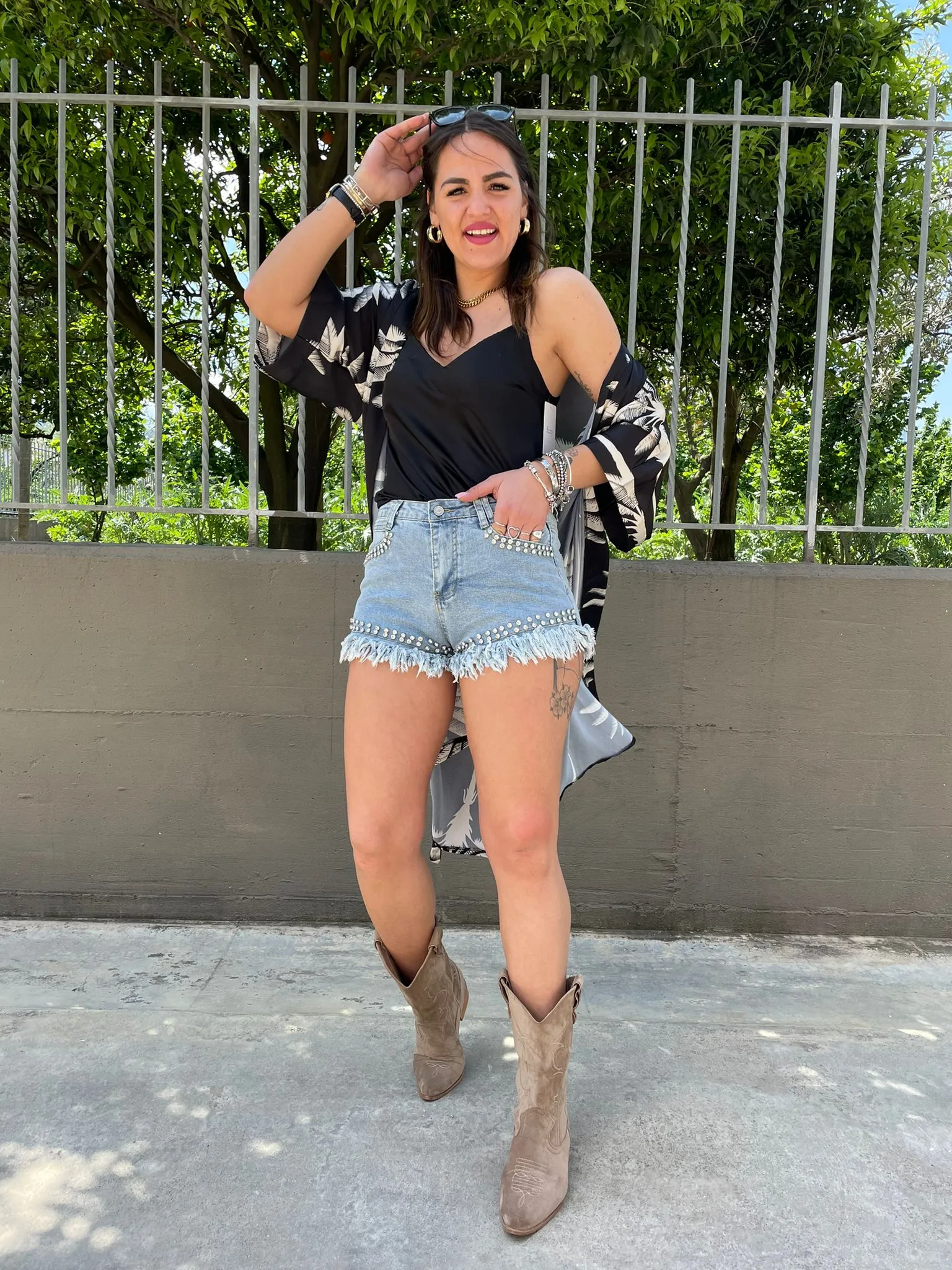 Shorts di jeans sfrangiato sotto con swarovski