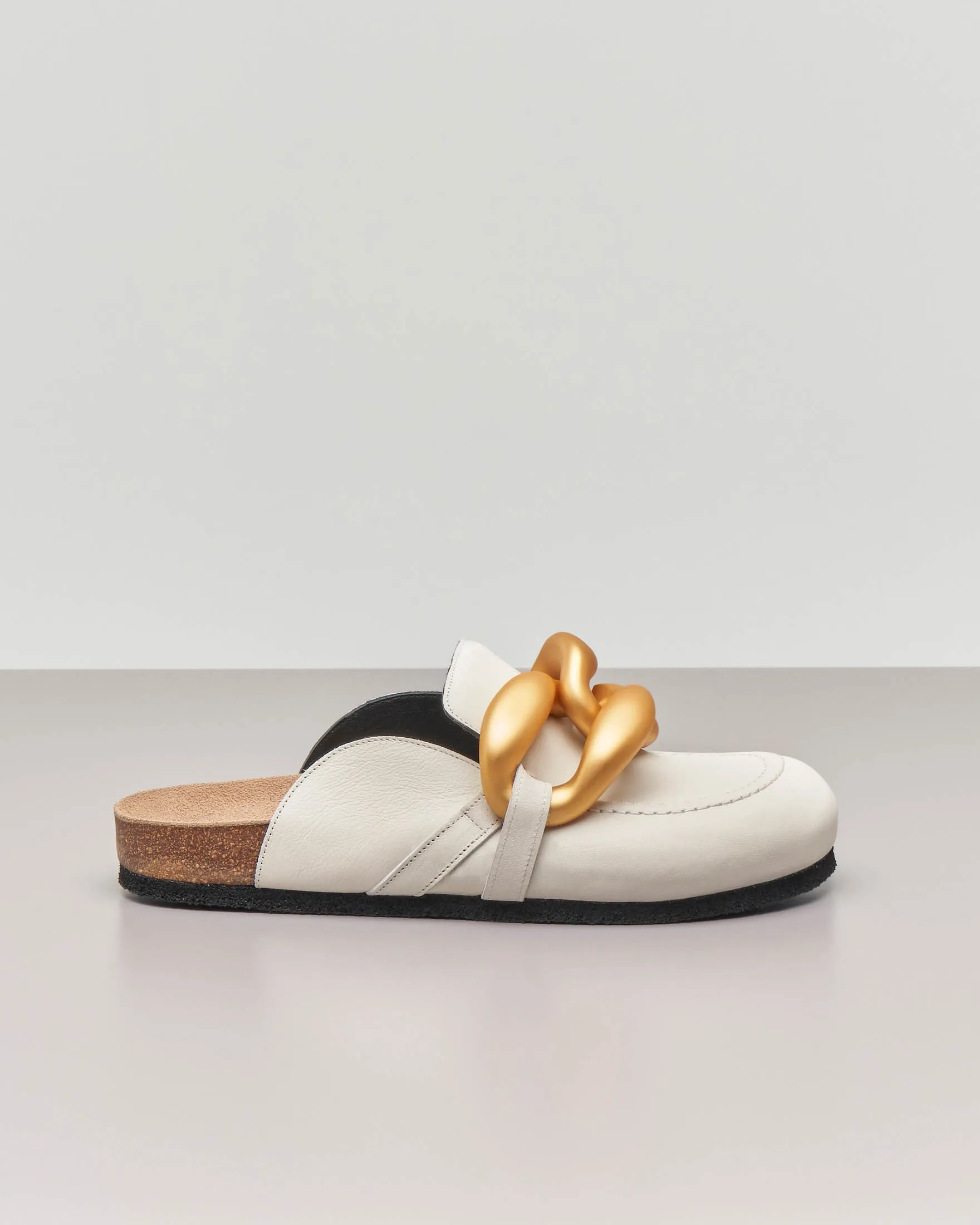 Slippers in pelle bianca con punta arrotondata e maxi catena dorata
